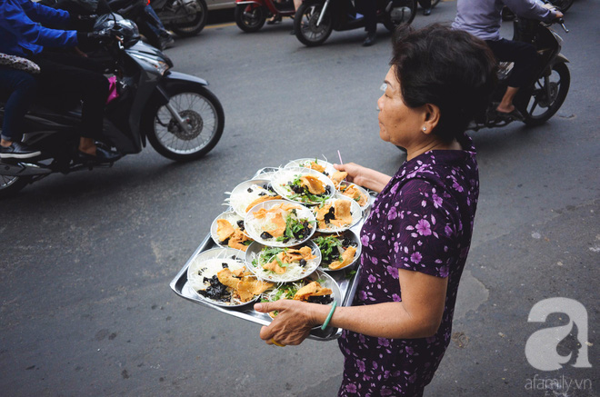  Xe gỏi khô bò đặc biệt nhất Sài Gòn: 50 năm không có quán hàng, khách ngồi la liệt dưới gốc cây - Ảnh 10.