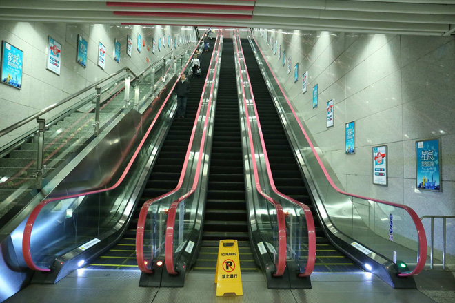 Mất tới 3 phút đi thang máy để ra khỏi tuyến tàu điện ngầm sâu nhất tại Trung Quốc - Ảnh 9.