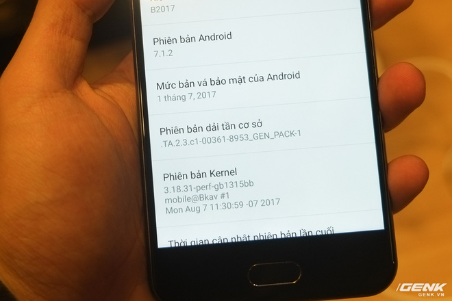 Cận cảnh Bphone 2017 giá 9,8 triệu đồng: Thiết kế thiếu điểm nhấn nhưng hoàn thiện tốt, không có jack cắm tai nghe - Ảnh 10.