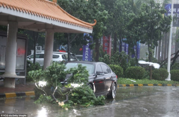 Chùm ảnh: Người dân Trung Quốc hoảng loạn chống chọi với siêu bão mạnh nhất trong năm - Ảnh 10.