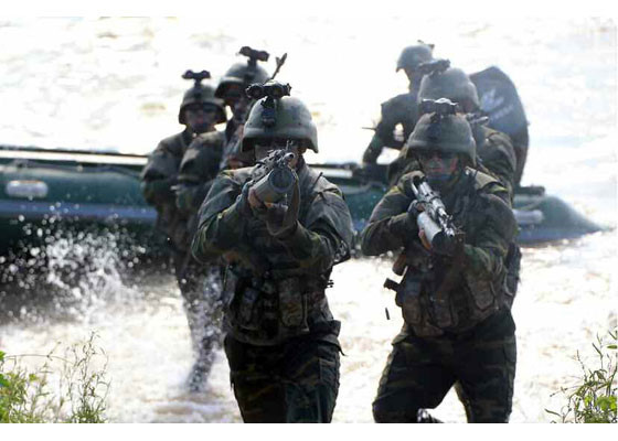 Chủ tịch Kim giám sát quân đội Triều Tiên tập trận chiếm đảo - Ảnh 10.