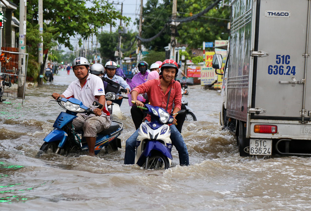 Gần 3km đường biến thành sông vì triều cường, ô tô “quật” trẻ em té ngã giữa dòng nước ở Sài Gòn - Ảnh 10.
