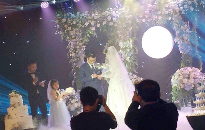 Những hình ảnh hiếm hoi về đám cưới ấm cúng của BTV Quang Minh và vợ trẻ - Ảnh 10.