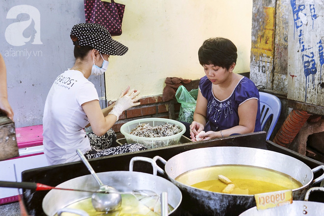  Ngày thu, ghé hàng bánh rán mặn vỉa hè 30 năm tuổi gần Hồ Tây, đông tới mức khách phải lấy số xếp hàng - Ảnh 10.