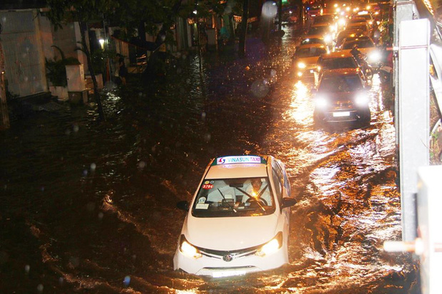Người Sài Gòn khổ sở bì bõm về nhà trong cơn mưa cực lớn đêm cuối tuần - Ảnh 10.