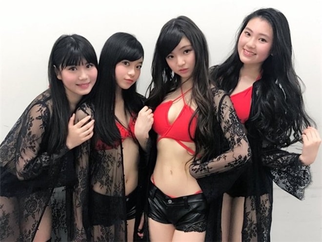 Nhóm nhạc nhí Nhật Bản 12 tuổi mặc bikini biểu diễn bị dư luận phản ứng - Ảnh 1.