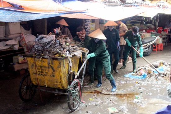 Tiểu thương chợ Vinh khóc ròng vì hàng hóa tiền tỷ biến thành rác sau lũ - Ảnh 10.