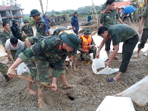 Thanh Hóa: Vỡ đê sông Cầu Chày, hàng trăm người đội mưa cứu đê - Ảnh 9.