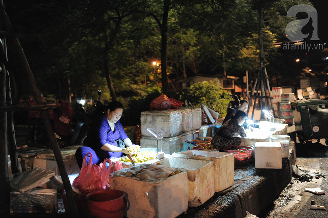 [20/10] Theo chân những phụ nữ Việt vất vả mưu sinh trong đêm và nụ cười bừng sáng ngày lễ dành cho chính họ - Ảnh 10.