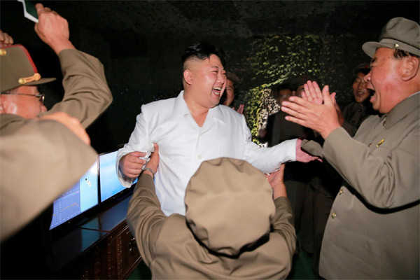 Hình ảnh ông Kim Jong Un sung sướng khi phóng tên lửa thành công - Ảnh 10.