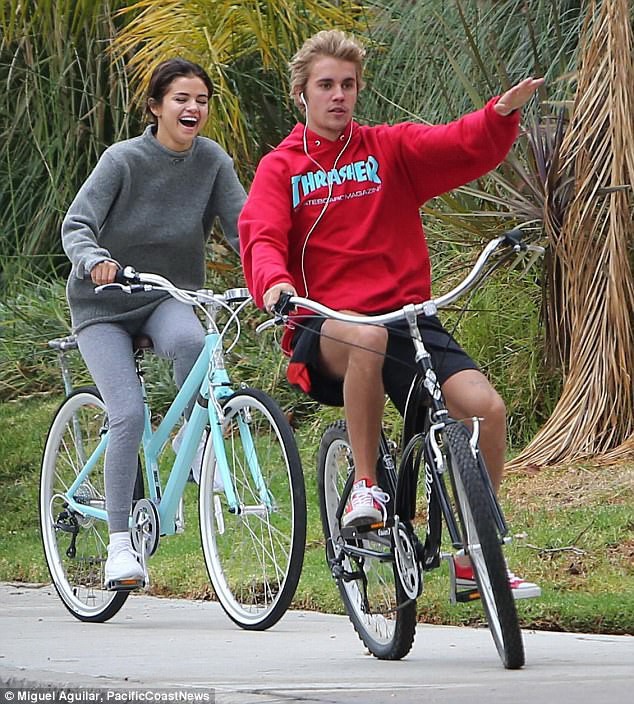 Selena Gomez diện áo ngắn khoe body sau khi tái hợp Justin Bieber - Ảnh 11.