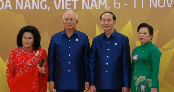 Áo tơ tằm Tổng thống Trump và lãnh đạo APEC mặc dự tiệc có gì đặc biệt - Ảnh 10.