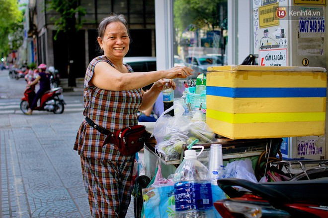 Chùm ảnh: Người Sài Gòn và thói quen uống cafe cóc từ lúc mặt trời chưa ló dạng cho đến chiều tà - Ảnh 10.