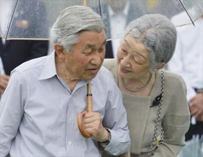 Nhà vua và Hoàng hậu Nhật Bản, mối tình hoàng tộc - thường dân, 60 năm đến đầu bạc và vẫn muốn yêu mãi mãi - Ảnh 10.