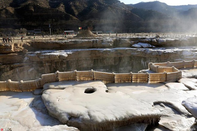 Mùa đông lạnh đóng băng cả quần ở Trung Quốc khiến nhiều người không thể tin nổi - Ảnh 12.