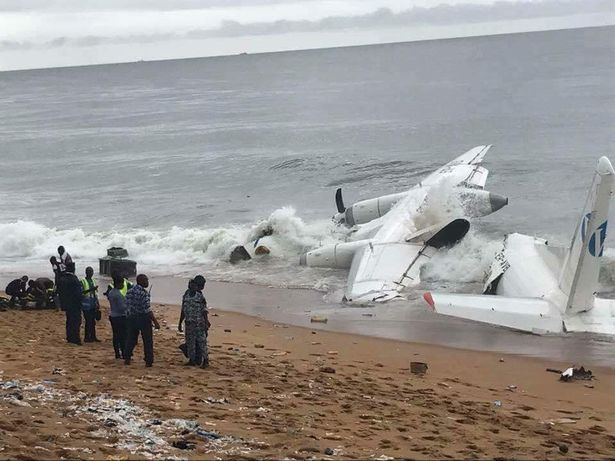 Máy bay vừa cất cánh đã đâm xuống biển ở Bờ Biển Ngà, ít nhất 4 người thiệt mạng - Ảnh 1.