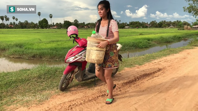 Can đảm mang vỏ chai dầu ăn ra đồng, cô gái bẫy được con rắn lớn: Ai cũng phải nể sợ - Ảnh 9.