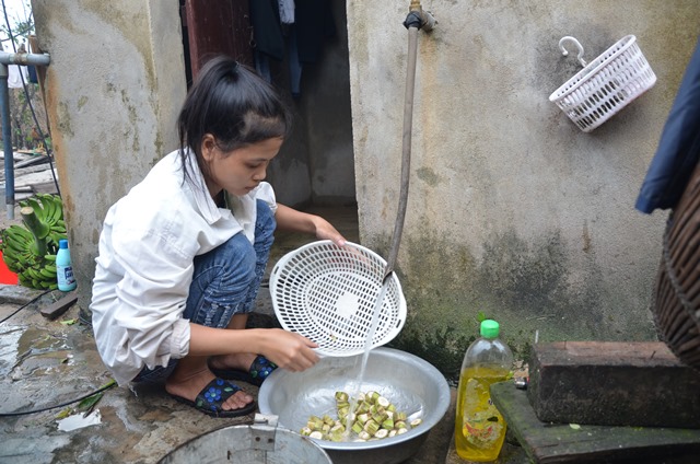 Chùm ảnh một ngày sau bão số 10 của gia đình bị sập nhà ở vùng tâm bão số 10 - Ảnh 9.