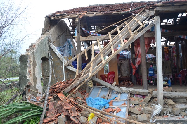 Chùm ảnh một ngày sau bão số 10 của gia đình bị sập nhà ở vùng tâm bão số 10 - Ảnh 3.