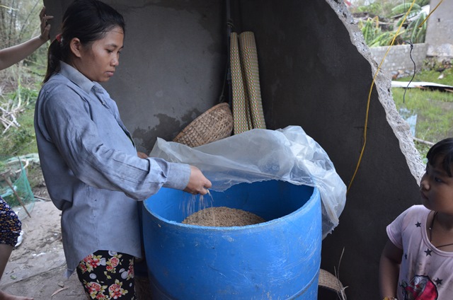 Bữa tối chỉ cháo trắng, chuối kho và lo lắng của cô bé 6 tuổi nơi vùng tâm bão số 10 - Ảnh 2.