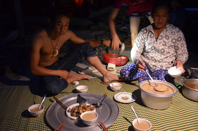 Bữa tối chỉ cháo trắng, chuối kho và lo lắng của cô bé 6 tuổi nơi vùng tâm bão số 10 - Ảnh 7.