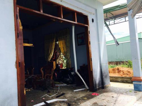 Hiện trường vụ nổ, nghi bị ném mìn tại Kon Tum: Nhà hàng xóm cách 10m cũng vỡ tan kính - Ảnh 5.