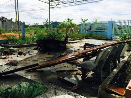 Hiện trường vụ nổ, nghi bị ném mìn tại Kon Tum: Nhà hàng xóm cách 10m cũng vỡ tan kính - Ảnh 6.