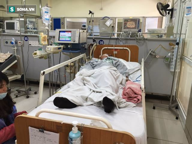 Tường thuật từ bệnh viện Bạch Mai: Tình trạng ngộ độc rượu rất nghiêm trọng - Ảnh 1.