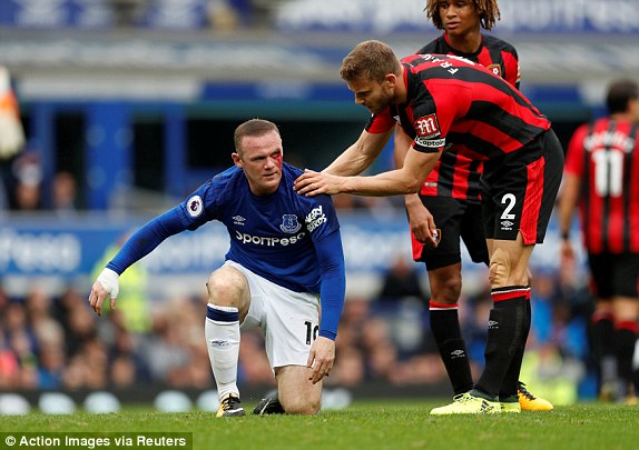 Bị đổ máu trên sân, Rooney bức xúc “kêu oan” với trọng tài - Ảnh 2.