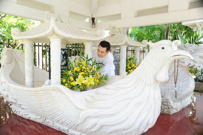 Ca sĩ Lâm Hùng xây mộ phần thuyền rồng - phượng cho cha mẹ trong biệt thự sân vườn tiền tỉ - Ảnh 1.