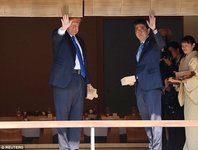Tổng thống Trump gặp Nhật hoàng và cùng Thủ tướng Abe cho cá ăn - Ảnh 8.