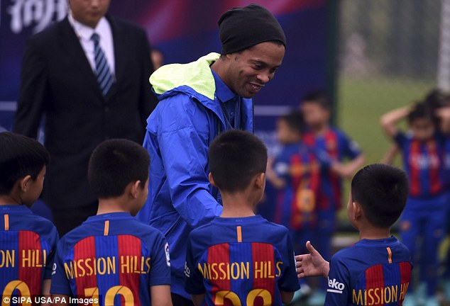 Ronaldinho xuất hiện tại Trung Quốc với sứ mệnh đặc biệt - Ảnh 1.