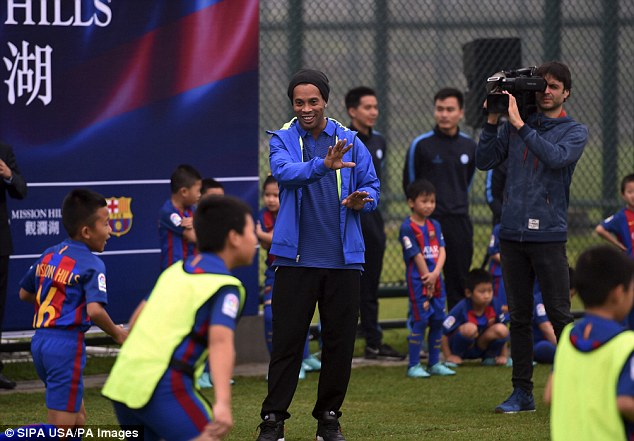Ronaldinho xuất hiện tại Trung Quốc với sứ mệnh đặc biệt - Ảnh 3.