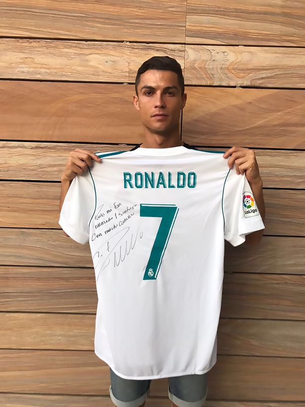 Ronaldo gây xúc động với nghĩa cử gửi đến cậu bé 6 tuổi qua đời sau cơn động đất - Ảnh 2.