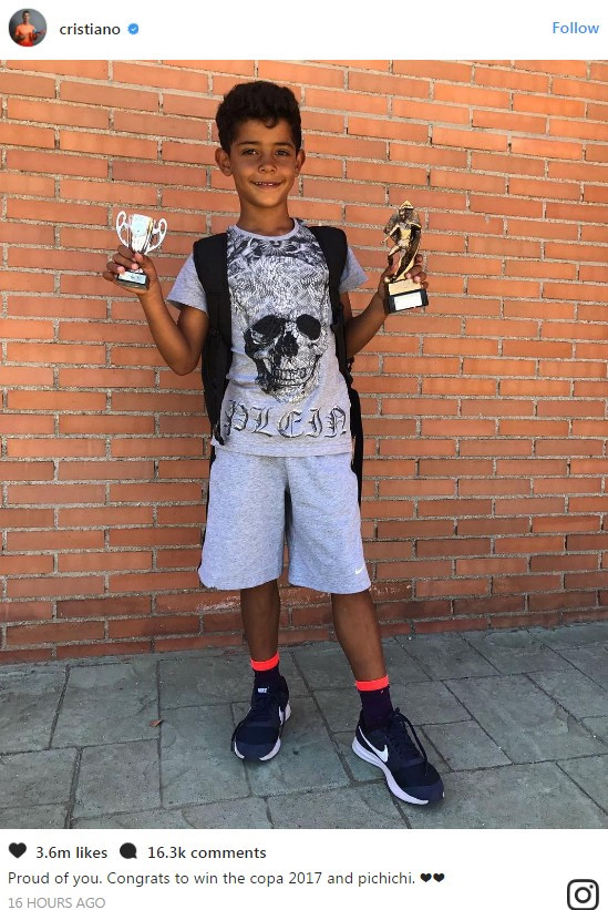 Không thua kém bố, con trai Ronaldo bội thu danh hiệu ở giải trẻ - Ảnh 1.