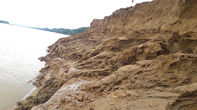 Video: Hàng trăm nghìn mét đất bị sông Lam nuốt chửng từng ngày - Ảnh 6.