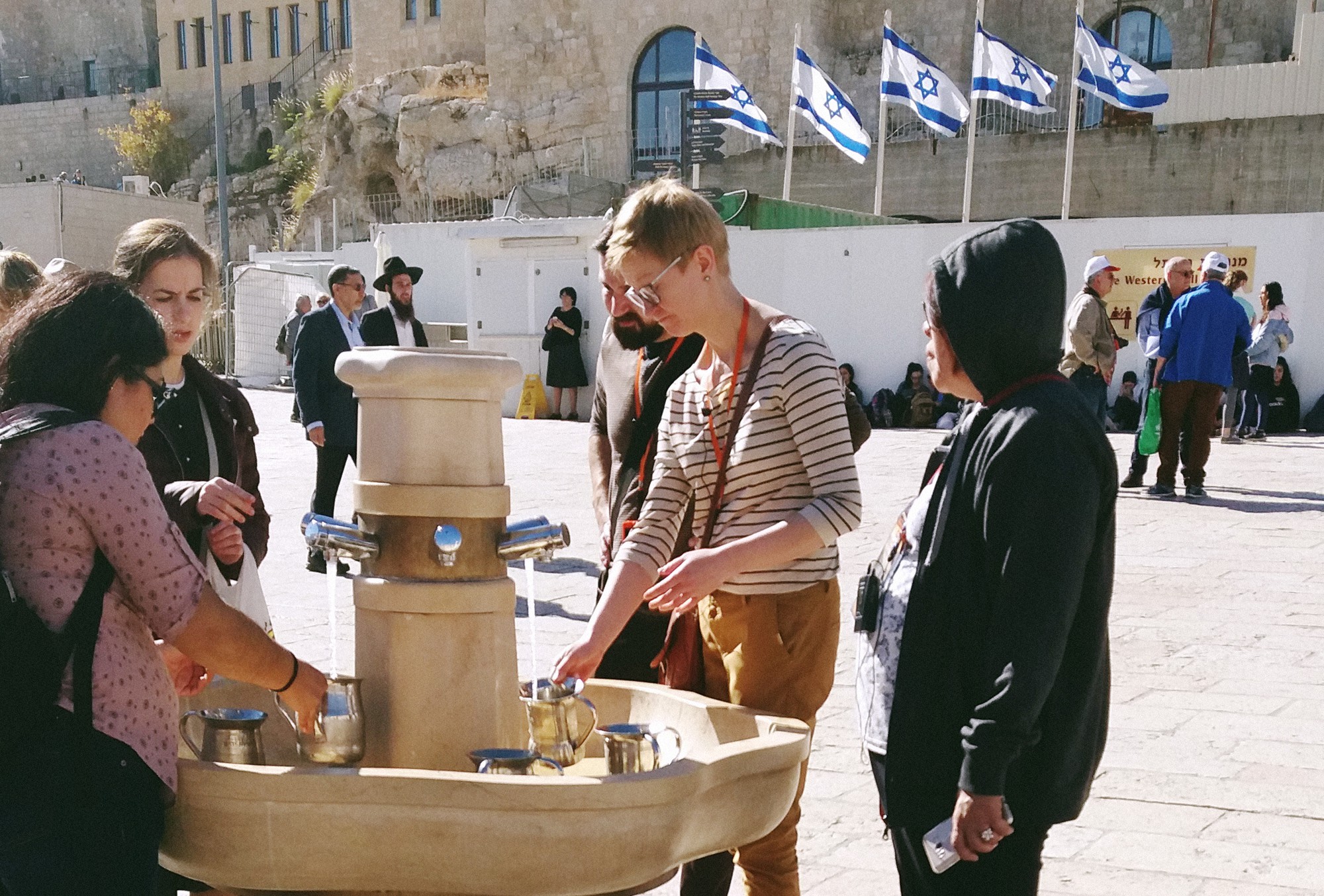 [PHOTO ESSAY] Hành trình tới thánh địa Jerusalem: Dưới chân bức tường Than Khóc - Ảnh 17.