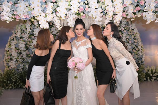 Người đẹp Hoa hậu tổ chức đám cưới với đại gia hơn 16 tuổi xa hoa nhất nhì showbiz Việt - Ảnh 3.
