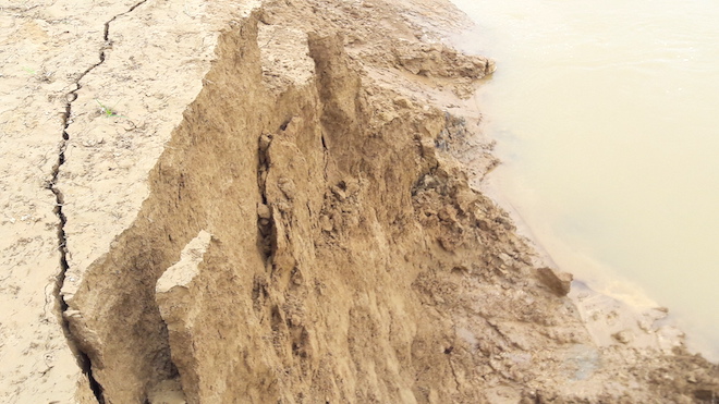 Video: Hàng trăm nghìn mét đất bị sông Lam nuốt chửng từng ngày - Ảnh 5.