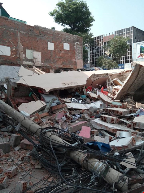 Nhà 3 tầng bất ngờ đổ sập hoàn toàn ở Bình Định - Ảnh 1.