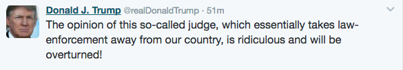 Đang đi nghỉ, Trump lên Twitter chỉ trích gay gắt phán quyết chặn lệnh cấm nhập cư - Ảnh 1.