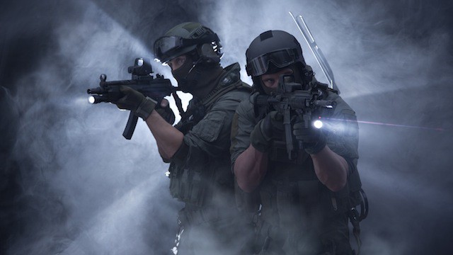 Lực lượng đặc nhiệm kết hợp đèn pin và súng khi tác chiến ban đêm như thế nào? (P1) - Ảnh 1.