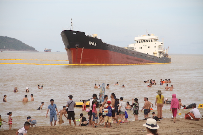 Ảnh: Những con tàu khổng lồ đang mắc cạn trên biển Nghệ An sau bão Talas - Ảnh 2.