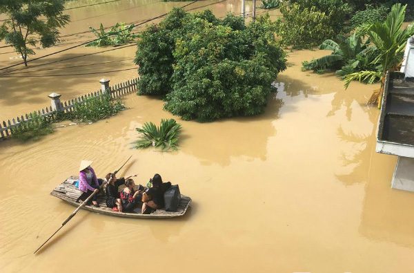 Cặp đôi Ninh Bình leo lên nóc nhà chụp ảnh cưới “chạy lũ” gây sốt mạng xã hội - Ảnh 7.