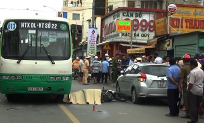 Vụ cô gái chết thảm vì tài xế mở cửa ôtô bất cẩn: Cháu tôi chưa kịp mua bịch bánh để ăn - Ảnh 1.