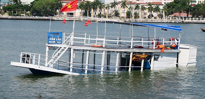 Tàu Thảo Vân 2 chìm trên sông Hàn do… khách đứng dậy chụp ảnh - Ảnh 3.