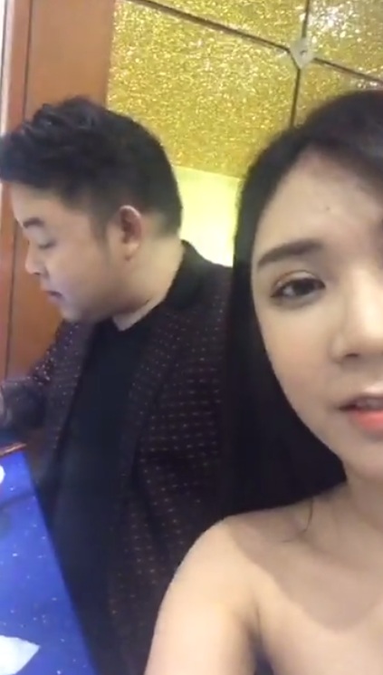[Video] Hành động thân mật của Quang Lê và Thanh Bi khi livestream - Ảnh 2.