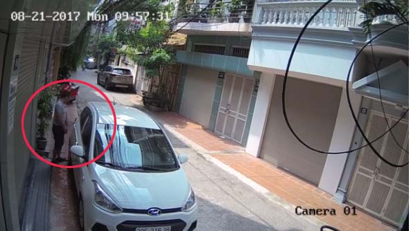 Sáng kiểm tra camera an ninh, chủ nhà đỏ mặt vì hành động của tài xế ô tô - Ảnh 1.