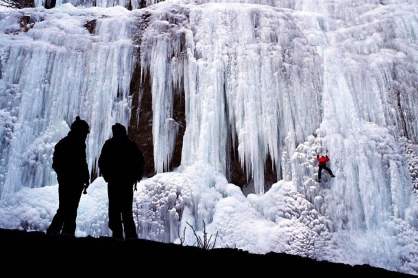 Những thác nước đóng băng đẹp hiếm thấy trên thế giới - Ảnh 7.
