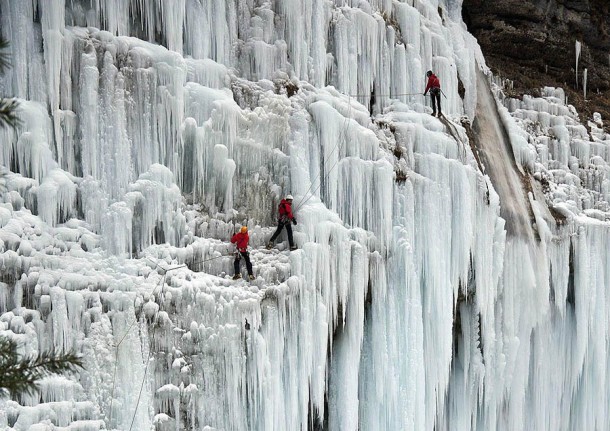 Những thác nước đóng băng đẹp hiếm thấy trên thế giới - Ảnh 10.